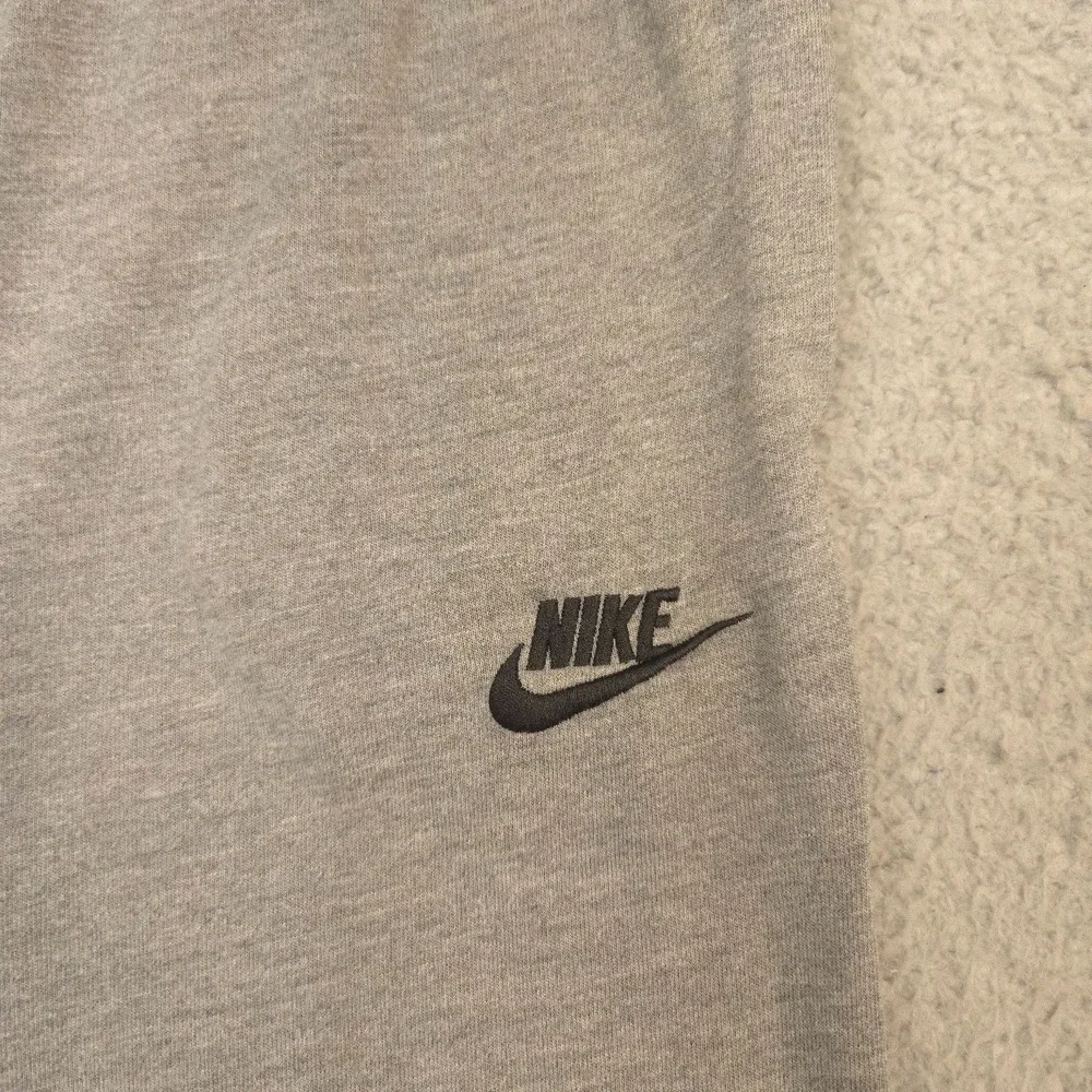 Nike Sweatpants Youth XL Gray Fleece Joggers Elastic Cuff Pockets Jogger Tapered